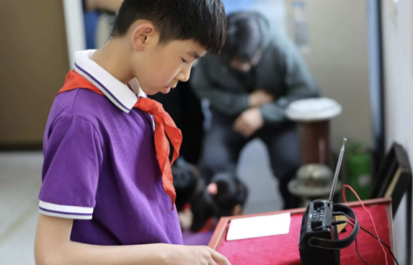 鼎和网 朝阳学子走进四九一电台旧址 师生解码革命年代的“空中号角”
