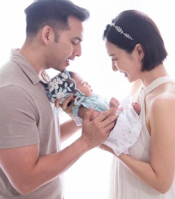 盛鹏优配 温馨！前TVB女星产后两个月首晒全家福，夫妻结婚9年终迎新成员